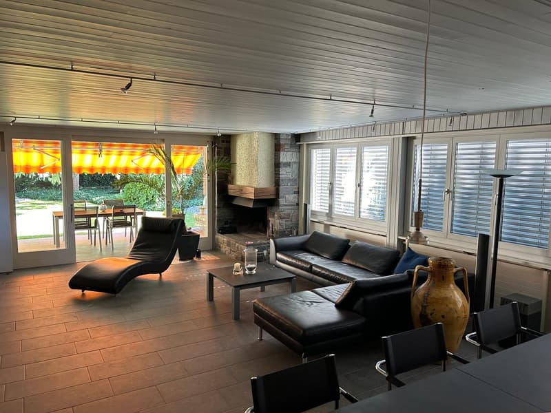 Hauptwohnzimmer mit Blick auf Terrasse und Garten (Cheminée)