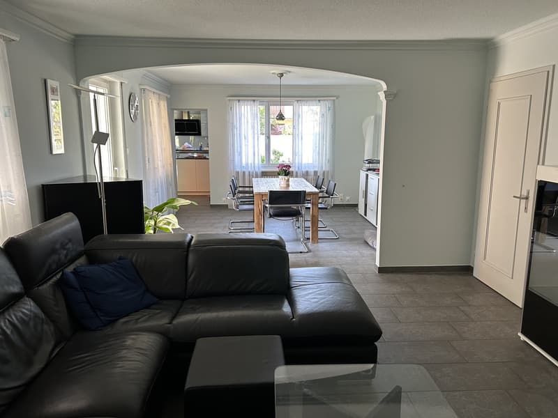 Wohnzimmer und Esszimmer mit Blick zur Küche
