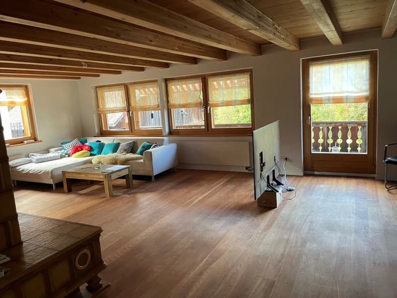 Wohnzimmer mit Balkon und Ausgang zur Terrasse