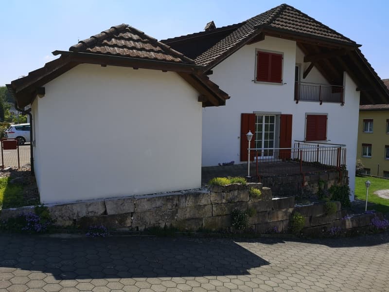 Grosszügiges Haus mit viel Platz für Ihre Träume (2)
