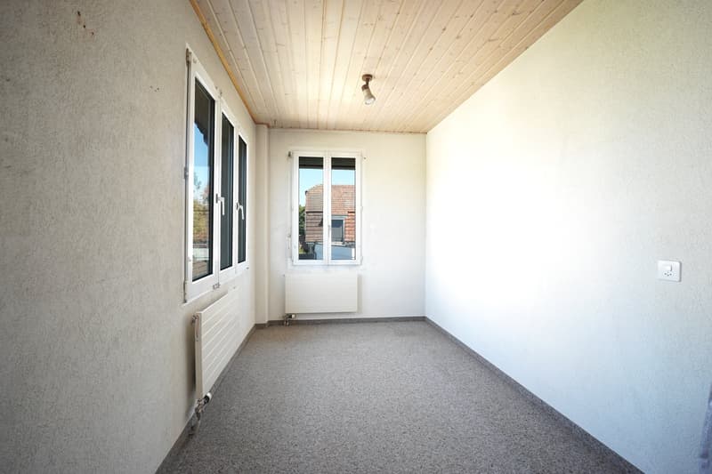 empty room, white walls, ceiling light, radiator, windows