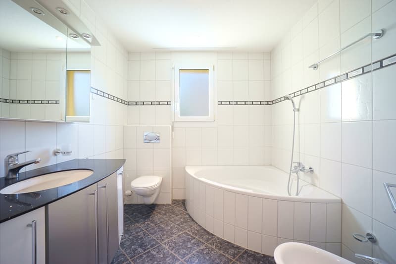 Schöne 5.5-Zimmerwohnung im 1. OG mit Balkon, Kellerabteil und zwei Parkplätzen (10)