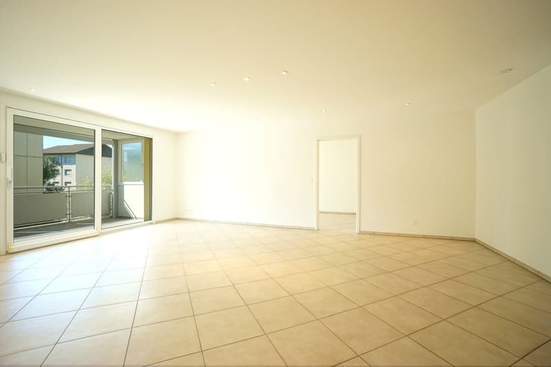 Schöne 5.5-Zimmerwohnung im 1. OG mit Balkon, Kellerabteil und zwei Parkplätzen (2)