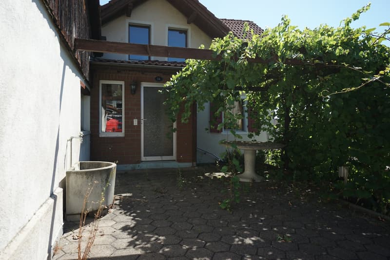 Freistehendes 4.5-Zimmer-Einfamilienhaus an sonniger Lage mit viel Gestaltungsspielraum (3)