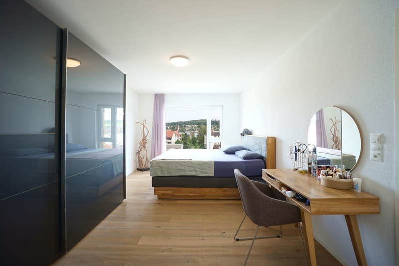 Moderne 4.5-Zimmerwohnung im 2. OG mit Loggia, zwei Parkplätze und Kellerabteil (8)