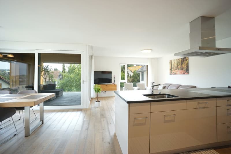 Moderne 4.5-Zimmerwohnung im 2. OG mit Loggia, zwei Parkplätze und Kellerabteil (3)