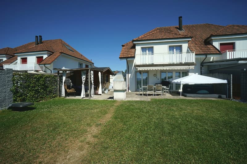 Sonniges 5.5-Zi. Doppeleinfamilienhaus mit grosszügigem Garten, Hobbyraum und Garage (3)
