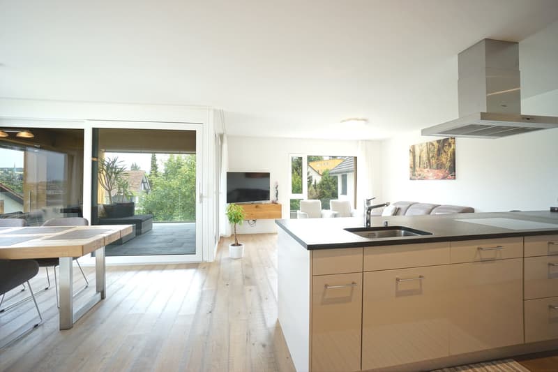 Stilvolle 4.5-Zimmerwohnung im 2. OG mit lichtdurchfluteten Räumen und sonniger Loggia (4)