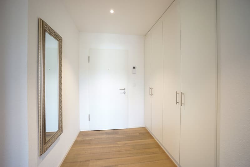 Stilvolle 4.5-Zimmerwohnung im 2. OG mit lichtdurchfluteten Räumen und sonniger Loggia (10)