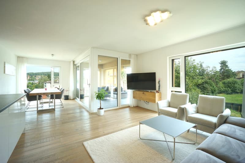 Stilvolle 4.5-Zimmerwohnung im 2. OG mit lichtdurchfluteten Räumen und sonniger Loggia (2)
