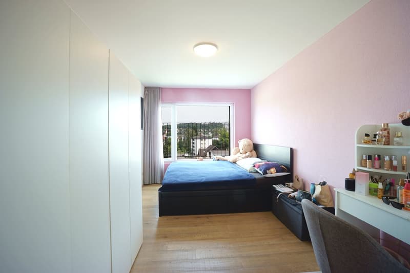Stilvolle 4.5-Zimmerwohnung im 2. OG mit lichtdurchfluteten Räumen und sonniger Loggia (7)