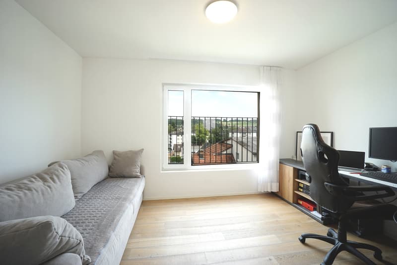 Stilvolle 4.5-Zimmerwohnung im 2. OG mit lichtdurchfluteten Räumen und sonniger Loggia (6)