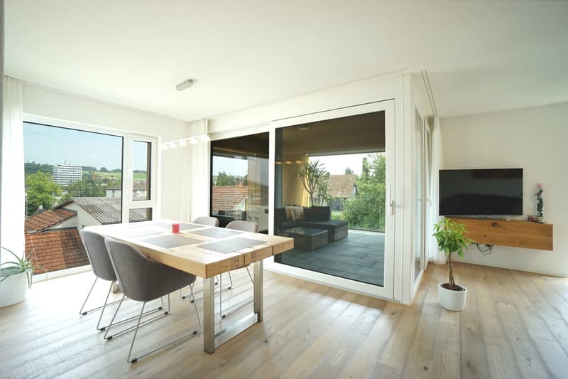 Stilvolle 4.5-Zimmerwohnung im 2. OG mit lichtdurchfluteten Räumen und sonniger Loggia (3)