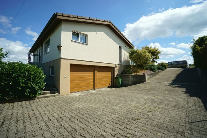 Idyllisches 5.5 Zimmer-Einfamilienhaus im Bungalow-Stil mit Doppelgarage und Wintergarten (2)