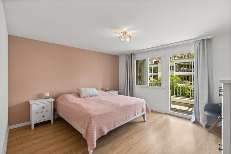 Elternschlafzimmer mit Zugang zum Balkon