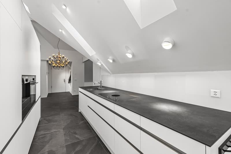 Moderne Küche mit viel Stauraum