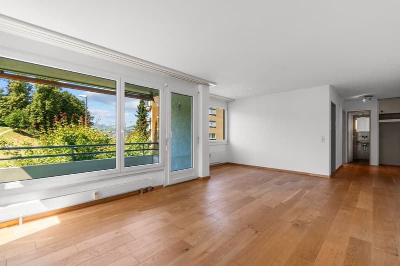 Heller Wohn- und Essbereich mit Zugang zum Balkon