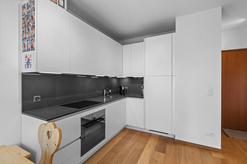 Moderne Küche mit Markengeräten