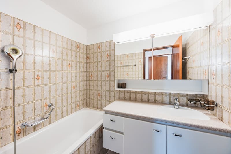 Badezimmer mit Badewanne / Lavabo