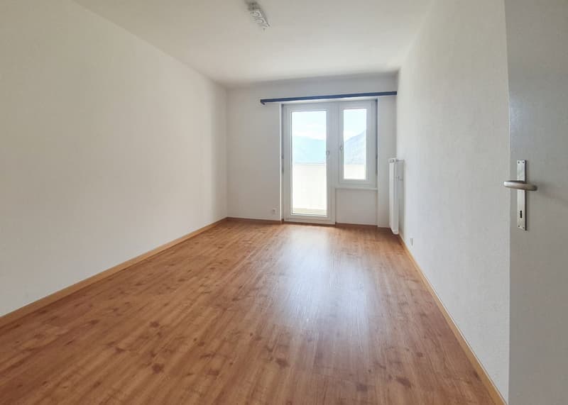 empty room, wooden floor, white walls, sliding glass door, power outlet, view of mountains