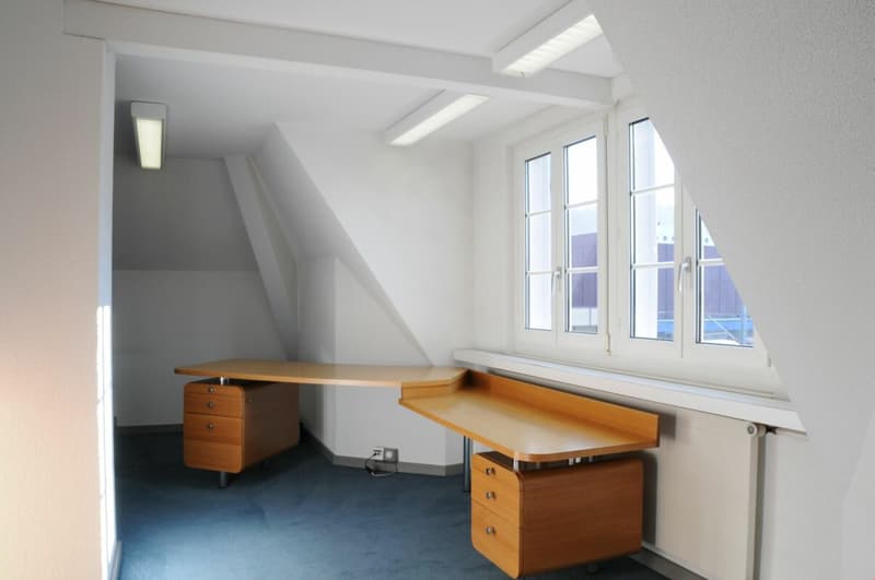 Büro mit Einbaumöbel