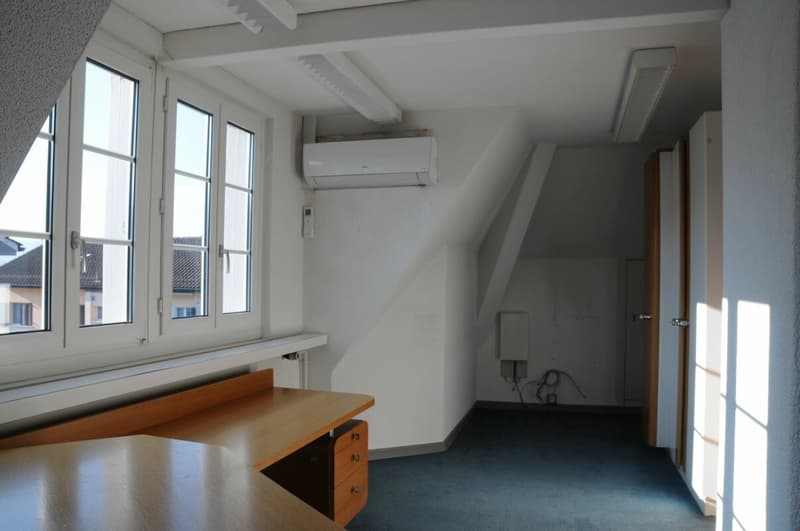 Büro mit Einbaumöbel