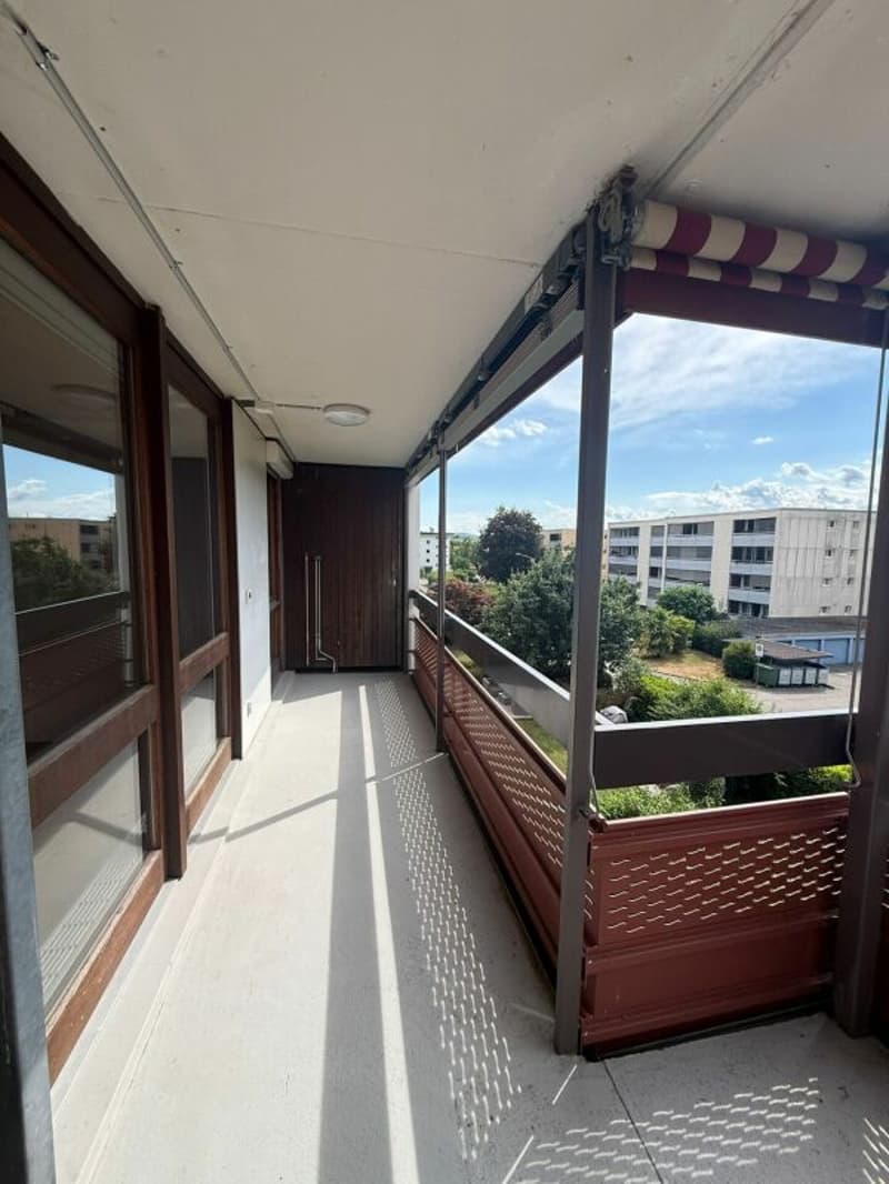 4.5 Zimmer-Wohnung , mit sonnigem Balkon die auf neues Leben warten. (7)
