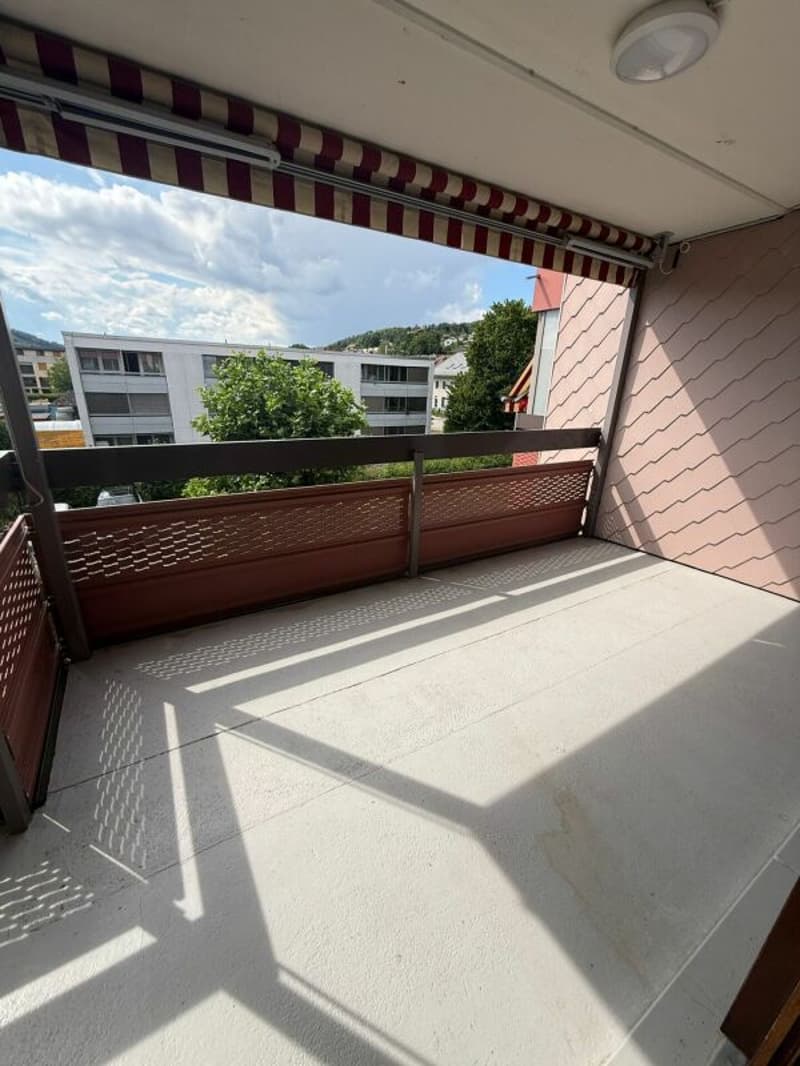 4.5 Zimmer-Wohnung , mit sonnigem Balkon die auf neues Leben warten. (6)
