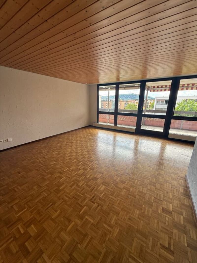 4.5 Zimmer-Wohnung , mit sonnigem Balkon die auf neues Leben warten. (4)