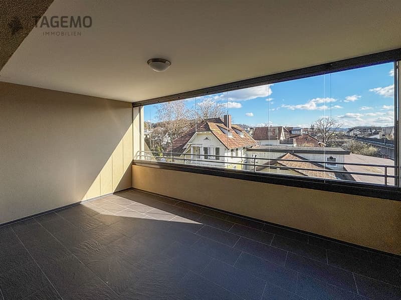 grosszügige überdachte Loggia mit Weitblick