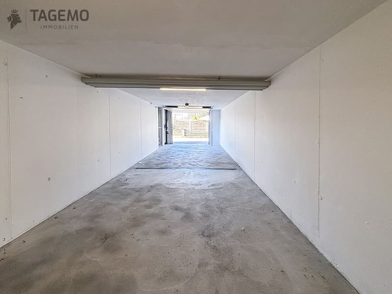 grosszügige Doppelgarage mit eigenem Zugang