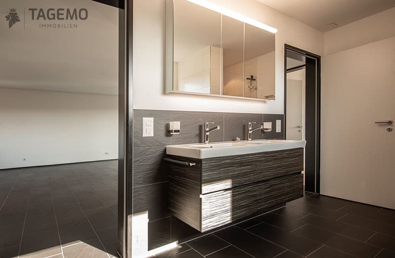 Bad mit Badewanne / Dusche und zwei Eingänge