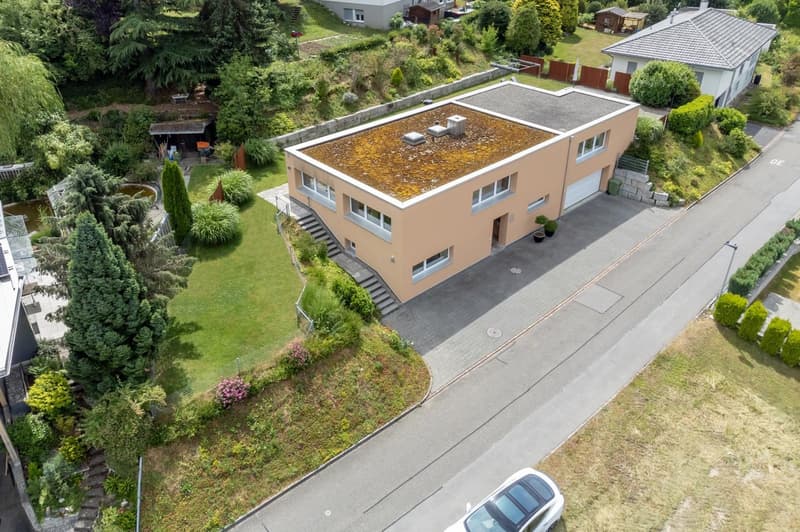 Modern & Aussergewöhnlich mit 290m2 Nutzfläche, gepflegte Gartenanlage mit Chromstahlpool (24)