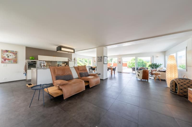 Modern & Aussergewöhnlich mit 290m2 Nutzfläche, gepflegte Gartenanlage mit Chromstahlpool (4)