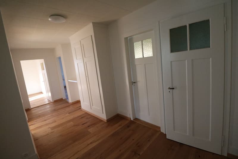 Beispiel der Wohnung im 2.OG /Korridor ist mit Plattenboden ausgestattet
