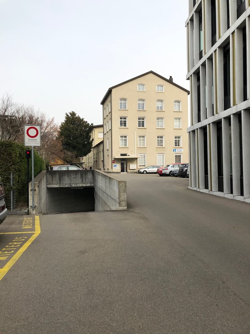 Parkplatz in Tiefgarage beim Blutspendezentrum St. Fiden (1)