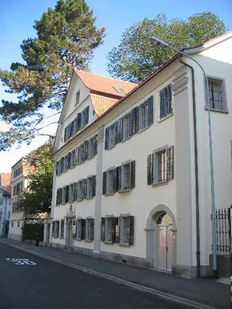 Stilvolle, grosse 3 Zimmerwohnung in historischem Gebäude mit Balkon (1)