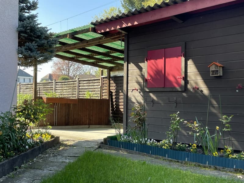 Kompaktes Einfamilienhaus mit kleinem, sichtgeschützem Garten für viel Privatsphäre (2)