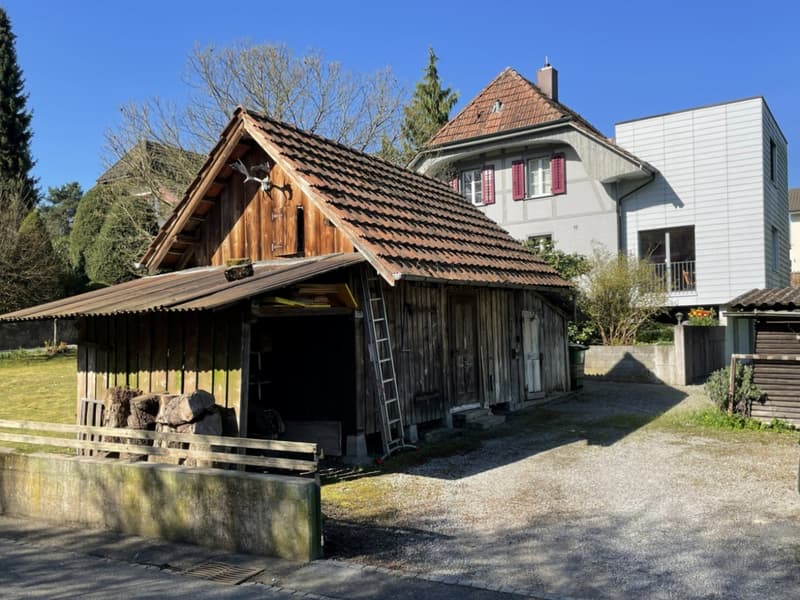 An ruhiger Lage: 6.5 Zi-Einfamilienhaus mit Landreserve und grosser, romantischer Gartenanlage (2)