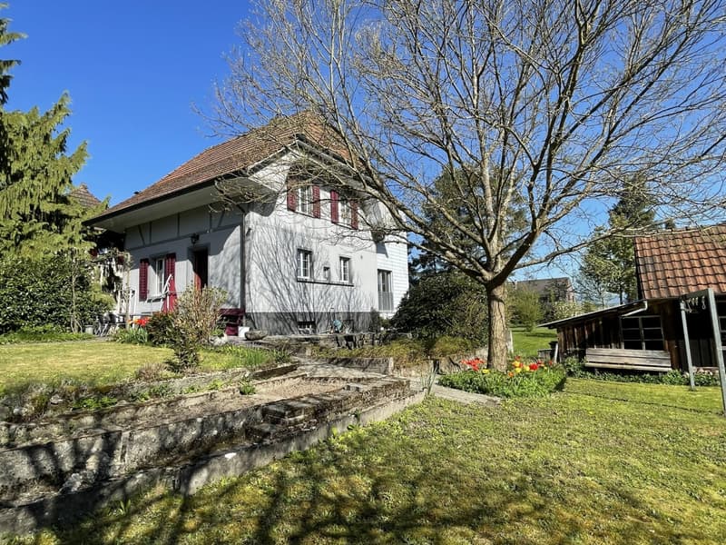 An ruhiger Lage: 6.5 Zi-Einfamilienhaus mit Landreserve und grosser, romantischer Gartenanlage (3)