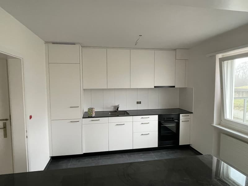 Moderne, renovierte 3.5-Zimmer-Wohnung mit Balkon in Ins (2)