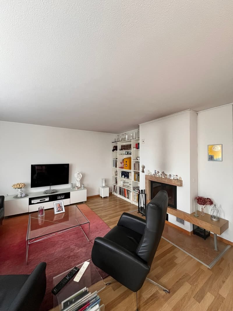 Wohnzimmer mit Kamin