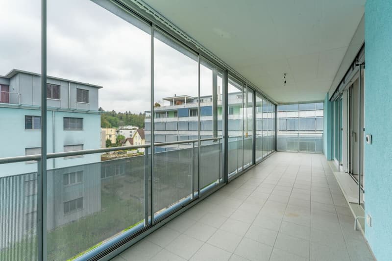 Gedeckter und verglaster Balkon