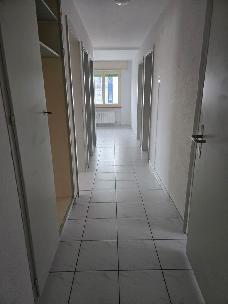 Sonnige 4.5-Zimmerwohnung mit Balkon in Heitenried (6)