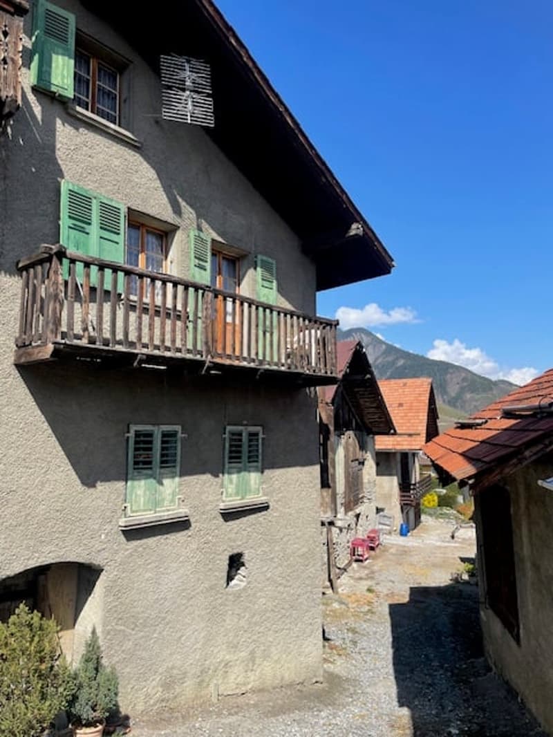 Maison de caractère au coeur du village avec vue dégagée - bon potentiel, *SMJ Habitat* (1)