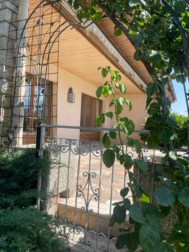 Belle villa individuelle avec terrain et jardin richement arboré (9)
