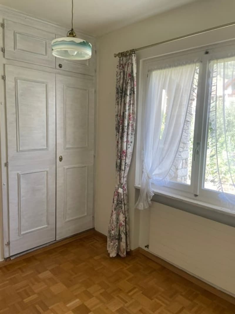 Belle villa individuelle avec terrain et jardin richement arboré (7)