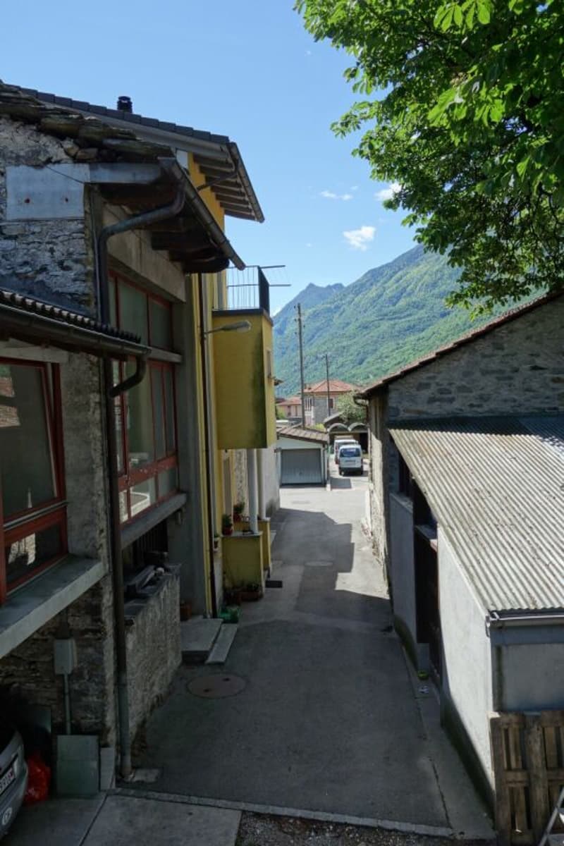 Terreno di 1289 m2 con licenza approvata (2)