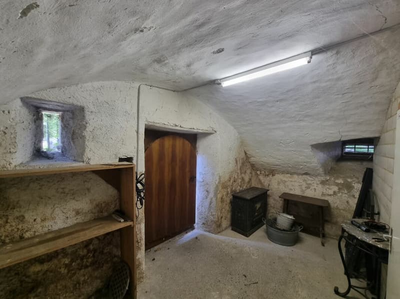 Grande casa unifamiliare con potenziale di ristrutturazione! (27)