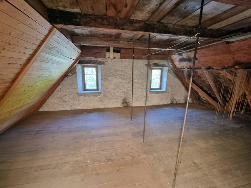 Grande casa unifamiliare con potenziale di ristrutturazione! (23)